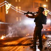 En israelisk polis under demonstrationer vid Damaskusporten i Jerusalem på fredagskvällen. 