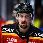 Luleås Sami Lepistö värmer upp inför match fem.