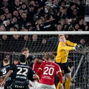 Degerfors målvakt Rasmus Forsell räddar en boll under tisdagens fotbollsmatch i superettan mellan Degerfors IF och Örebro SK på Stora Valla. 