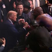 Donald Trump hälsar på Jon Jones.