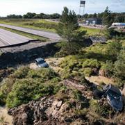 E6 vid Stenungsund är avstängd i båda riktningarna efter ett stort jordskred tidigt lördag morgon.