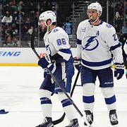 Kepsarna regnade in på isen när Nikita Kutjerov (86) fullföljde sitt hattrick.