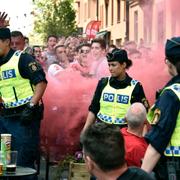 Polis tar bengal från Manchester Uniteds fans i Stockholm på onsdagen.