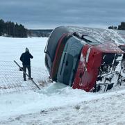 En buss har vält på E4 vid höjd av Jönåker. 