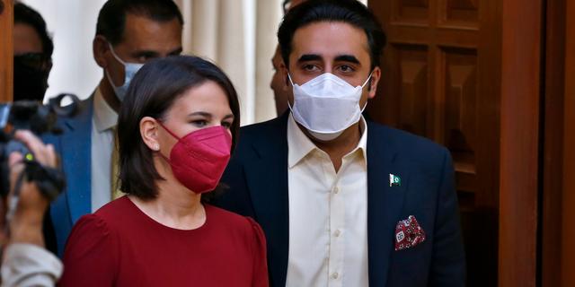 Annalena Baerbock med sin pakistanske motsvarighet Bilawal Bhutto Zardari. Anjum Naveed / AP