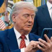 Trump med telefon. Arkivbild.