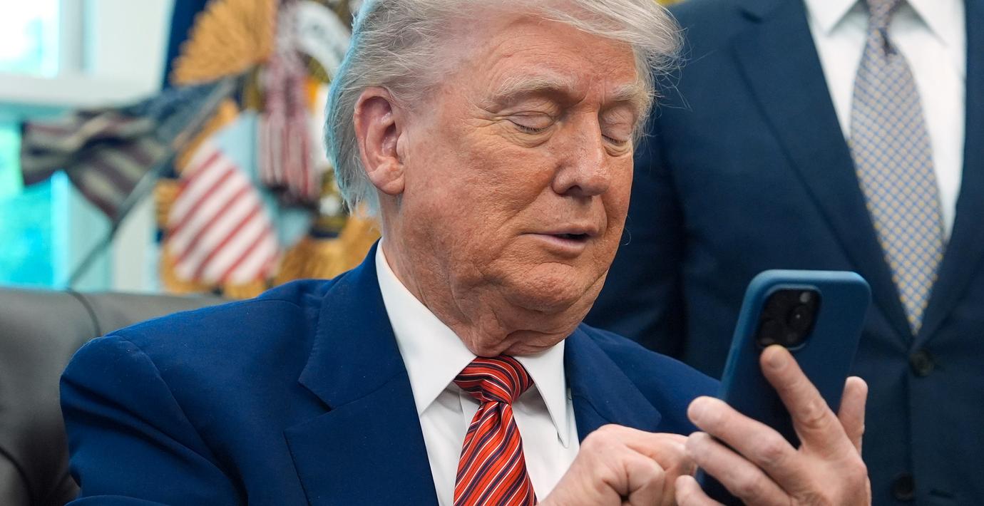 Trump med telefon. Arkivbild.