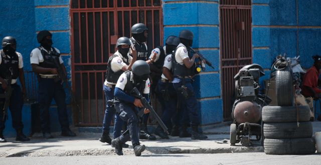 Haitisk polis under en insats mot gängkriminella. Odelyn Joseph / AP