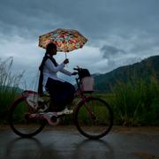 En skolflicka i utkanten av Guwahati i Indien.