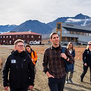 Norges klimat- och miljöminister Andreas Bjelland Eriksen vid ett besök på Svalbard tillsammans med Hege Walør Fagertun, chef för företaget Kings Bay och Geir Gotaas från norska polarinstitutet.