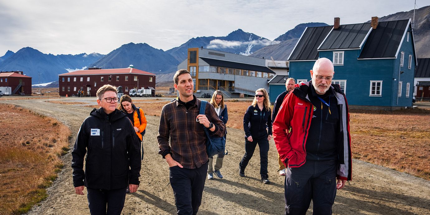 Norges klimat- och miljöminister Andreas Bjelland Eriksen vid ett besök på Svalbard tillsammans med Hege Walør Fagertun, chef för företaget Kings Bay och Geir Gotaas från norska polarinstitutet.