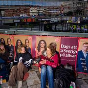 Förberedelser på Sergels torg i Stockholm inför att tillståndet att sätta upp valaffischer trädde i kraft klockan 10 på söndagen.