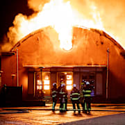 Det brinner i en omkring 100 år gammal idrottshall i Sigtuna, norr om Stockholm