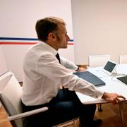 Emmanuel Macron pratar med Keir Starmer på tisdagen.