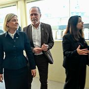 Socialdemokraternas partiledare Magdalena Andersson (S), Miljöpartiets språkrör Daniel Helldén (MP) och Vänsterpartiets partiledare Nooshi Dadgostar (V) i kammarfoajén i riksdagshuset. Arkivbild.