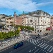 Den 23 augusti 1973 steg en ensam rånare in på Kreditbankens kontor på Norrmalmstorg 2, precis i hörnan mot Hamngatan i Stockholm. Rånaren Janne Olsson var beväpnad med en kulsprutepistol och tog fyra banktjänstemän som gisslan. Han begärde att den kände bankrånaren Clark Olofsson skulle transporteras till banken från fängelset i Norrköping. 