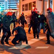 Baskisk polis under bråken i Bilbao.