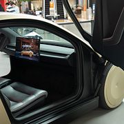 En Cybercab i ett Tesla-showroom.