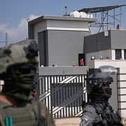 Israeliska soldater blockerar vägen fram till de tre hus där palestinier sitter inlåsta sedan en vecka tillbaka.