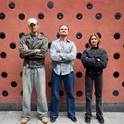 GES-barnen Simon Strömstedt, Kid Eriksson och Julia Glenmark som tillsammans med Kids band Tjuvjakt har skapat en uppdaterad version av den gamla VM-låten ”När vi gräver guld i USA”.