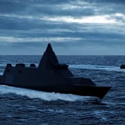 En skiss på HMS Luleå, Sveriges framtida ytstridsfartyg, i jämförelse med en mindre Visby-korvett. 