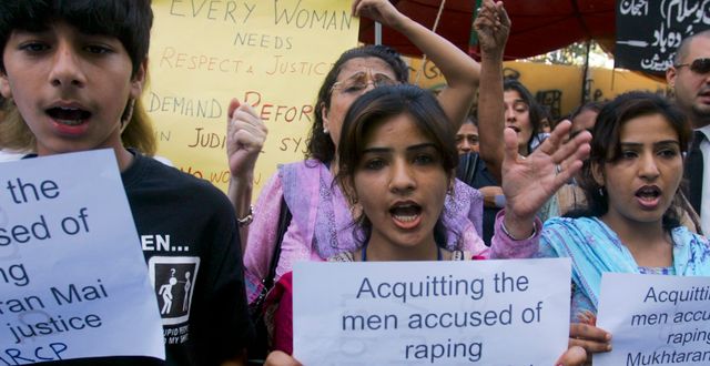 Protester mot en gruppvåldtäkt i Karachi i Pakistan. Fareed Khan / TT / NTB Scanpix