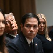 Donald Trump och Pam Bondi i bakgrunden. Bondi ska ha informerat Trump om att han återfinns i Epsteindokumenten, enligt Wall Street Journals källor.