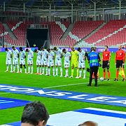 Spelarna står uppställda inför det första mötet.