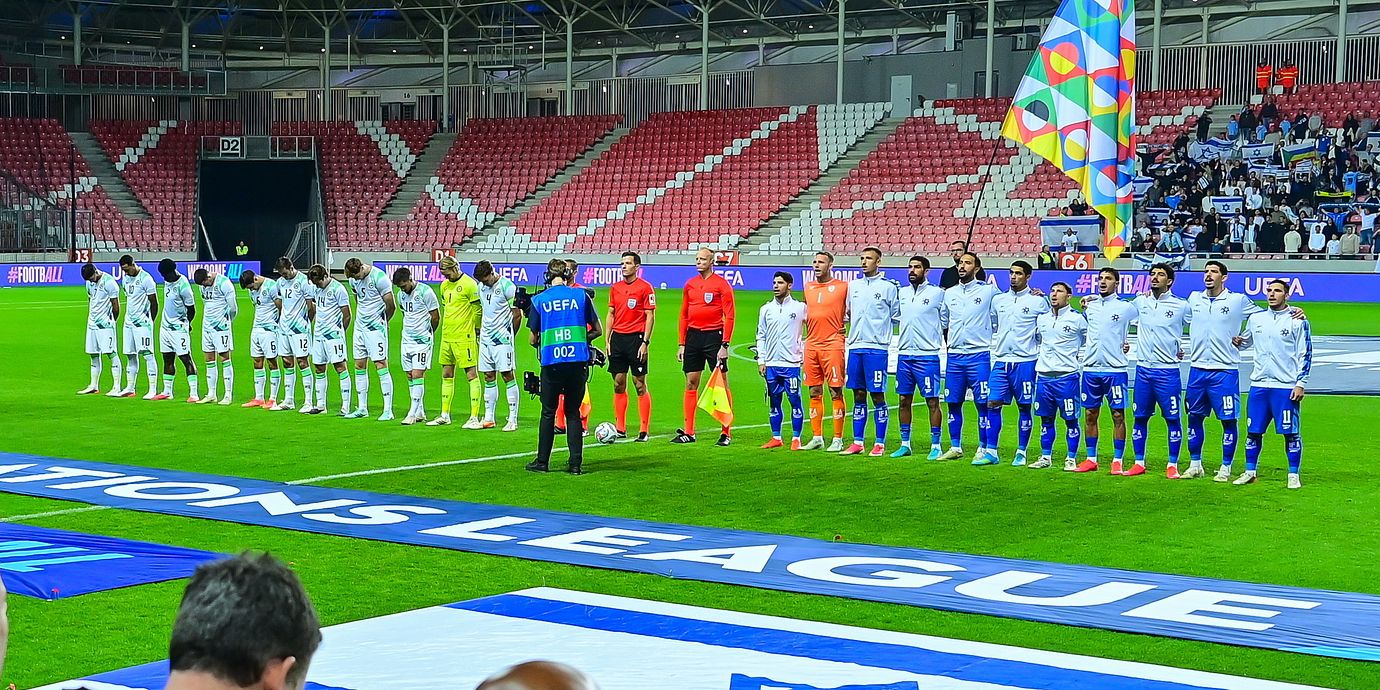 Spelarna står uppställda inför det första mötet.