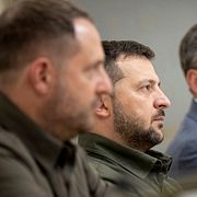 Andrij Jermak i förgunden bredvid Ukrainas president Volodymyr Zelenskyj.