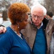 Senator Bernie Sanders försöker locka väljare, här i Detroit. 