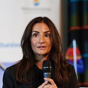 Sanningskommissionens slutrapport lämnas över till regeringen och tas emot av kulturminister Parisa Liljestrand (M).