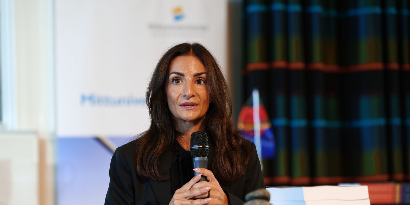 Sanningskommissionens slutrapport lämnas över till regeringen och tas emot av kulturminister Parisa Liljestrand (M).