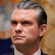 Skärmdump från en video som visar attacken den 2 september samt Pete Hegseth. 