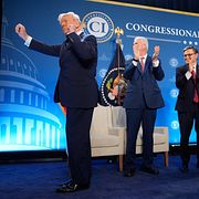 Trump dansar under ett evenemang i Florida på måndagen, ivrigt påhejad av partikamraterna Tom Emmer, Mike Johnson,  Steve Scalise och Lisa McClain.