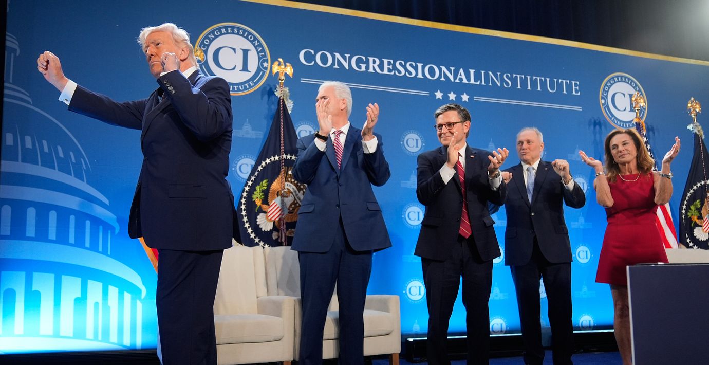 Trump dansar under ett evenemang i Florida på måndagen, ivrigt påhejad av partikamraterna Tom Emmer, Mike Johnson,  Steve Scalise och Lisa McClain.