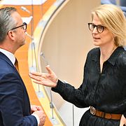 Finansminister Elisabeth Svantesson (M) och Socialdemokraternas ekonomiskpolitiska talesperson Mikael Damberg (S).