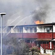 Släckningsarbete pågår av en brand i en radhuslänga i Arboga