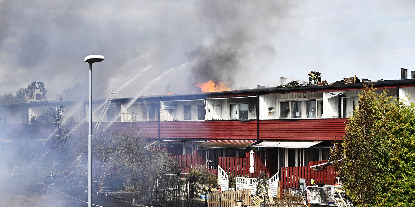 Släckningsarbete pågår av en brand i en radhuslänga i Arboga