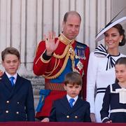 Prins William och Kate med deras tre barn.