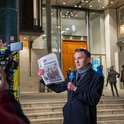 Tyske journalisten håller upp en löpsedel med Mette-Marit.