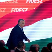 Premiärminister Viktor Orbán på väg upp på scenen för att medge nederlaget på söndagskvällen.