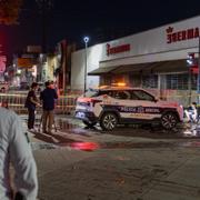 Poliser utanför butiken.