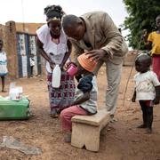 Barn får malariaförebyggande läkemedel i Burkina Faso.