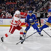 Svenskduell i natt. Lucas Raymond avfyrar ett skott framför Buffalos lagkapten Rasmus Dahlin.