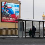 Arméaffisch vid busshållplats i Sankt Petersburg.