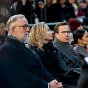 Johan Pehrson (L), Ebba Busch (KD), statsminister Ulf Kristersson (M), Parisa Liljestrand (M) och Jakob Forssmed (KD) under en minnesceremoni på Stortorget i Örebro för att hedra offren i våldsdådet på Risbergska skolan. 