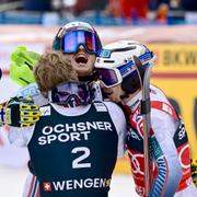 Atle Lie McGrath, Timon Haugan och Henrik Kristoffersen firar efter pallplaceringarna i Wengen på söndagen. 