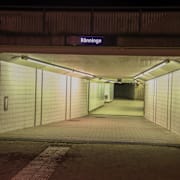 Gångtunneln vid pendeltågsstationen i Rönninge i Salmes kommun där en kvinna försvann under natten på annandagen. Hon har nu har hittats död.