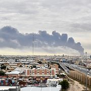 Rök syns efter iransk attack mot den stora flygplatsen i Kuwait.